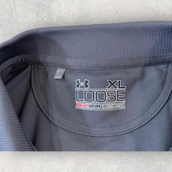 Under Armour Polo Golf Shirt Men’s Size XL Gray Loose Fit Heatgear Cowboy Logo - Picture 2 of 5